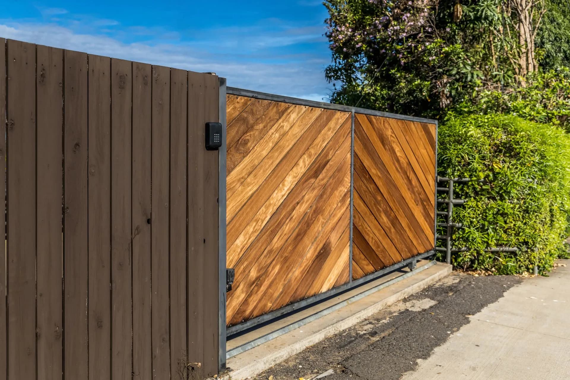 Wood-clad automated driveway gate in Granite Bay